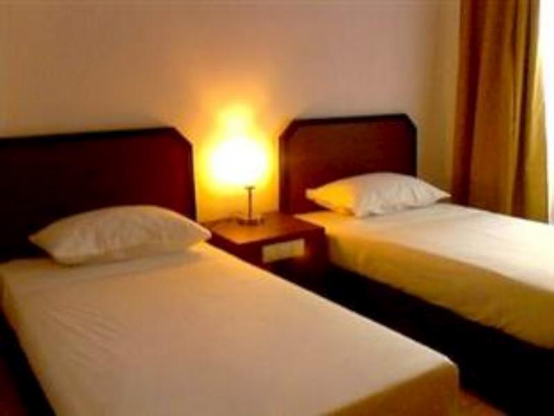 Hotel Lucky Inn Manado Exteriör bild